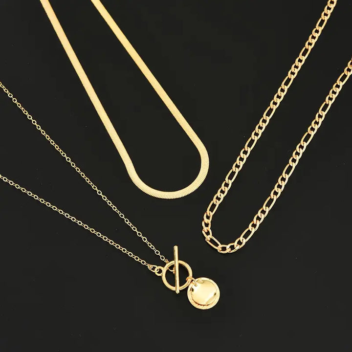 Warstwowy naszyjnik Savira z fakturowaną monetą | Złoto